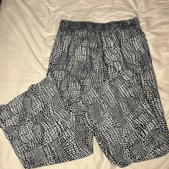 Eight Sixty Women's Printed Navy and White Wide-Leg Pant size S - Picture 8 of 10